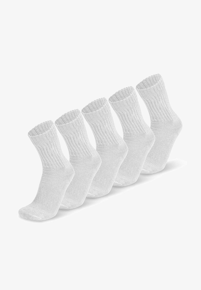 Fünf Paare von weißen Baumwollsocken mit gerippter Textur und elastischem Bund, in einer Reihe angeordnet, die ein glattes Finish und subtile Stichdetails zeigen.