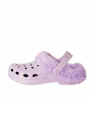 Helllila Clogs mit einem felligen Obermaterial, mehreren Belüftungsöffnungen, verstellbarem Fersenriemen und griffiger Sohle.