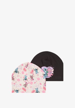 Due cappelli di cotone: uno bianco con disegni di Stitch multicolori e stelle, l'altro nero con una grafica colorata di Stitch in un cuore.