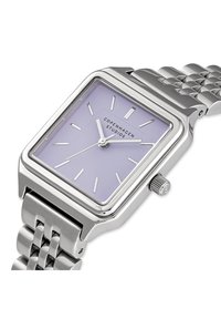 Silver rektangulär klocka med en lavendelfärgad urtavla, silverfärgade timemarkörer och ett linkarmband i strukturerad metall. Inkluderar en krona för justeringar.