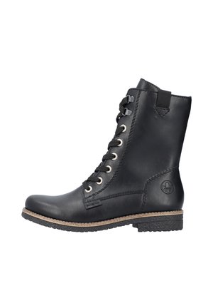 Bottines en cuir noir avec un bout arrondi, un laçage à l'avant, des œillets en métal et une semelle en caoutchouc texturé. Présente un petit logo sur le côté.