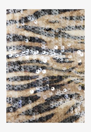 Tissu beige densément recouvert de sequins argentés brillants disposés en motifs irréguliers de rayures de tigre noires et marron clair.