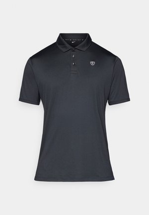 Kaos polo hitam terbuat dari kain yang halus dan ringan. Memiliki kerah lipat, placket tiga kancing, dan logo kecil di dada sebelah kiri.