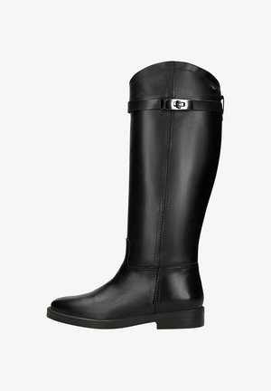 Czarny skórzany kozaki do kolan z zaokrąglonym noskiem, płaską podeszwą i ozdobnym paskiem z klamrą u góry. Gładka faktura.