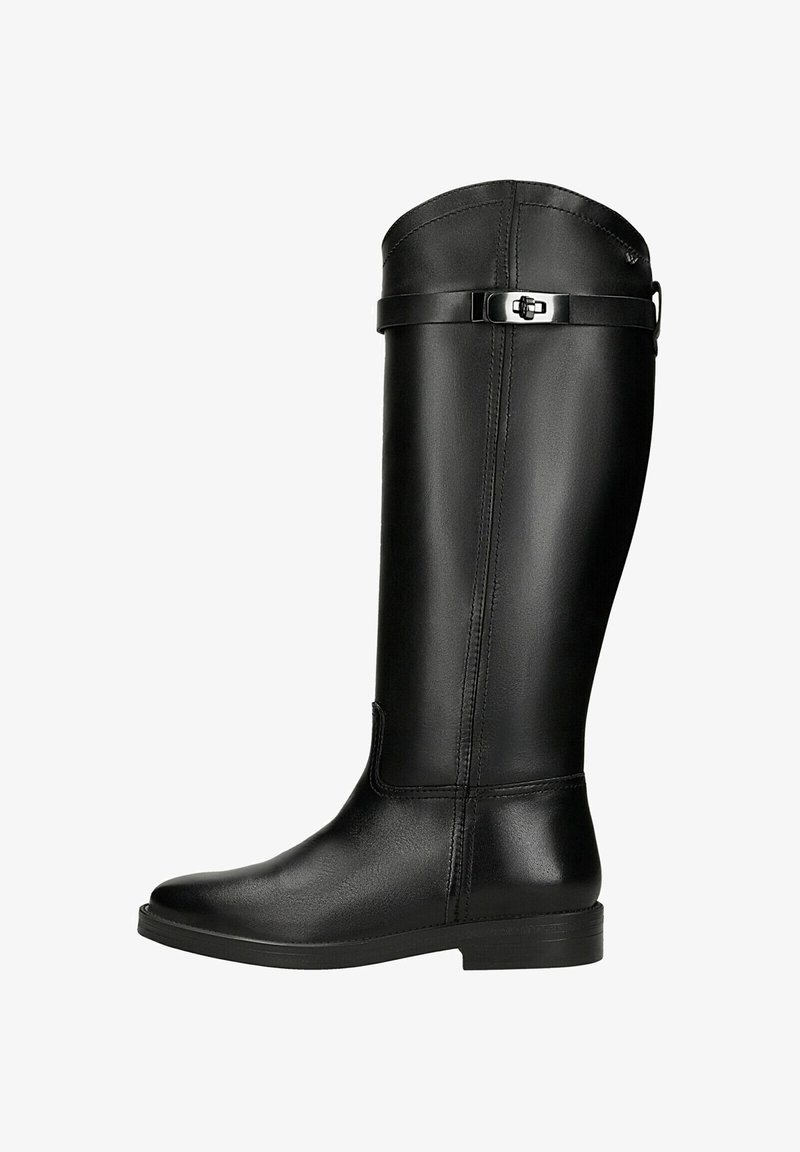 Czarny skórzany kozaki do kolan z zaokrąglonym noskiem, płaską podeszwą i ozdobnym paskiem z klamrą u góry. Gładka faktura.