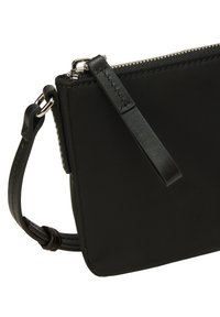 Borsa a tracolla nera in nylon con tracolla in pelle staccabile, hardware della cerniera in argento e una texture liscia. Design minimalista con linee pulite.
