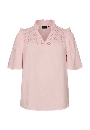 Hele roosa lühikeste varrukatega pluus volangikaeluse ja õlgadega, lillemustriliste silmaaugulõigetega rinnal ning V-kaelusega ava.