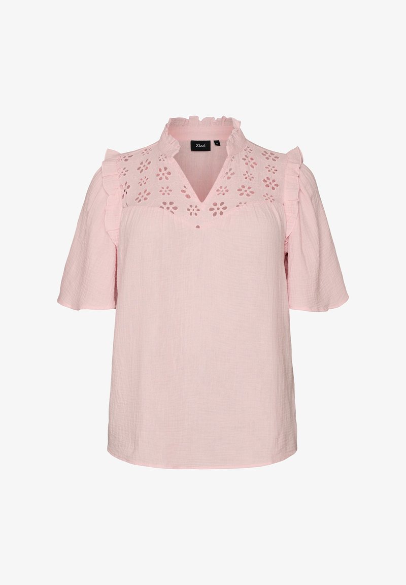 Jasnoróżowa bluzka z krótkim rękawem, z falbankowym kołnierzem i ramionami, kwiatowymi wycięciami ażurowymi na piersi oraz dekoltem w kształcie litery V.