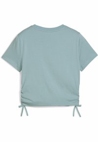 Camiseta de manga corta azul claro con cuello redondo, que presenta lados fruncidos atados con cintas de tela estrechas. Textura suave, diseño casual.