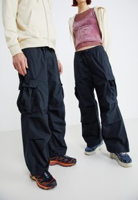 Jack & Jones JPSTPARACHUTE JJZAYN UNISEX - Cargobyxor - black