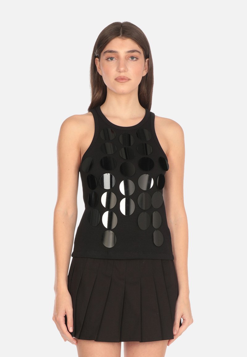 Top senza maniche nero con accenti circolari riflettenti disposti in dimensioni variabili, dal design aderente e con una trama di tessuto liscia.