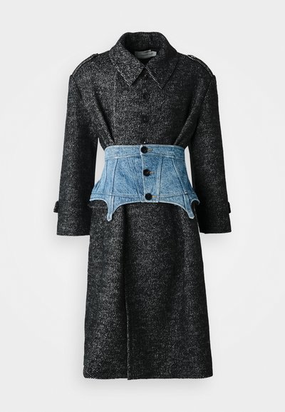 Mustes villasegune katte, millel on tekstuuriga kudumine, sinise denimist korsetti stiilis vööd, millel on nupud ja vormitud aktsendid.