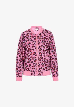 Vaaleanpunainen pommitakki, jossa on rohkea musta ja punainen leopardikuvio, ribbaatut hihansuut ja helma sekä edessä vetoketju kiinnitystä varten.