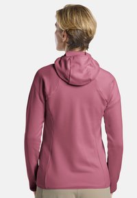 Giacca con cappuccio rosa, caratterizzata da un motivo testurizzato, design aderente e maniche lunghe, con un colletto alto e dettagli cuciti per un miglior adattamento.