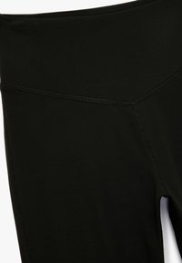 Sorte højtaljede leggings lavet af elastisk stof, med flade sømme og en glat overflade. Ingen synlige mønstre eller detaljer.