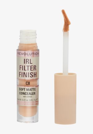 Correttore opaco morbido in un flacone trasparente cilindrico. Tonalità pesca chiaro, con un'etichetta rosa che indica "FINISH FILTRO REALE C8." Include un applicatore a spugna.