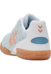 Světle modrá a bílá sportovní obuv s broskvovými šipkovými logy, síťovinovými detaily a gumovou podrážkou, zobrazená ze zadní a boční strany.