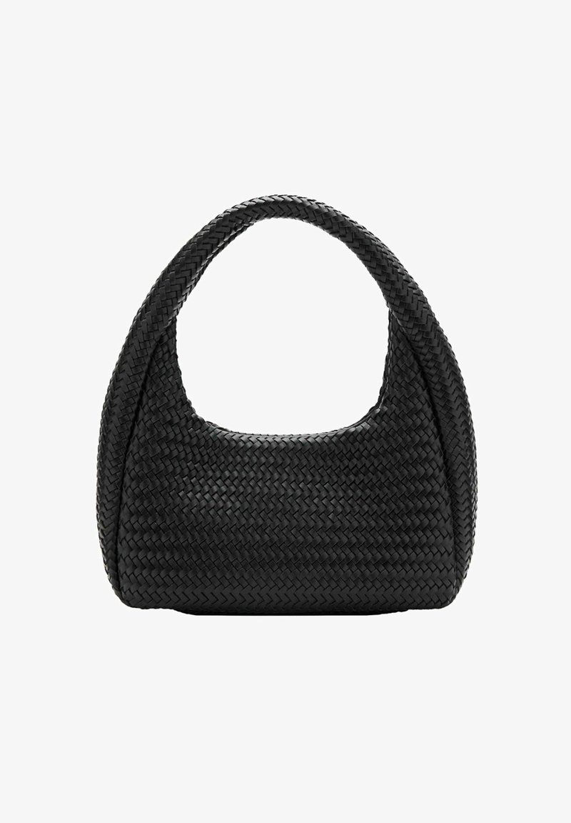 Sac à bandoulière en cuir noir tressé avec une large poignée et une forme en croissant.