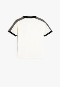 Hvid T-shirt med korte ærmer og sort krave og manchetter, med mønstret gråt stof på skuldrene. Blød, glat tekstur.