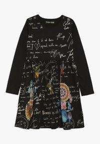 Czarna sukienka z długim rękawem, z białym odręcznym napisem, kolorowymi kwiatowymi i motylkowymi wzorami oraz małymi dekoracyjnymi kryształkami na części spódnicy.