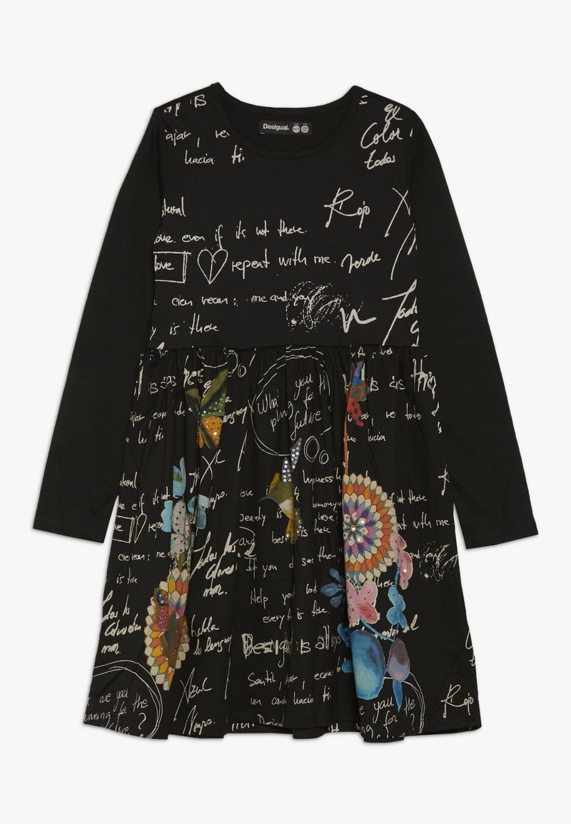 Czarna sukienka z długim rękawem, z białym odręcznym napisem, kolorowymi kwiatowymi i motylkowymi wzorami oraz małymi dekoracyjnymi kryształkami na części spódnicy.