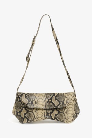 Kleine Schultertasche mit verstellbarem Riemen im beige-schwarzen Schlangenledermuster und Klappverschluss.