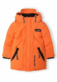 Giacca a vento arancione brillante con foderato nero, dotata di cappuccio con zip, due tasche frontali e etichette "MNT BRAND" sul tessuto.