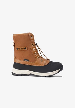 Waterdichte bruine en zwarte boot van suede en rubber, met een ronde teenvorm, vetersluiting en een gestructureerde bovenzijde. Bevat merklogo.