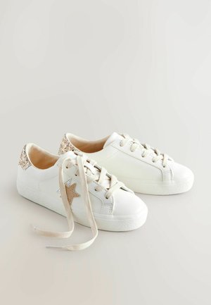 Weiße Ledersneaker mit strukturiertem Finish, versehen mit einem goldenen Sternelement und glitzerndem Absatz. Standard-Schnürsenkel in einer hellen Farbe.