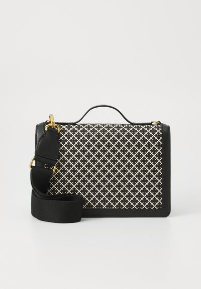 Borsa nera con un motivo intrecciato in crema. Caratterizzata da una maniglia superiore, tracolla regolabile, dettagli in oro e forma rettangolare strutturata.