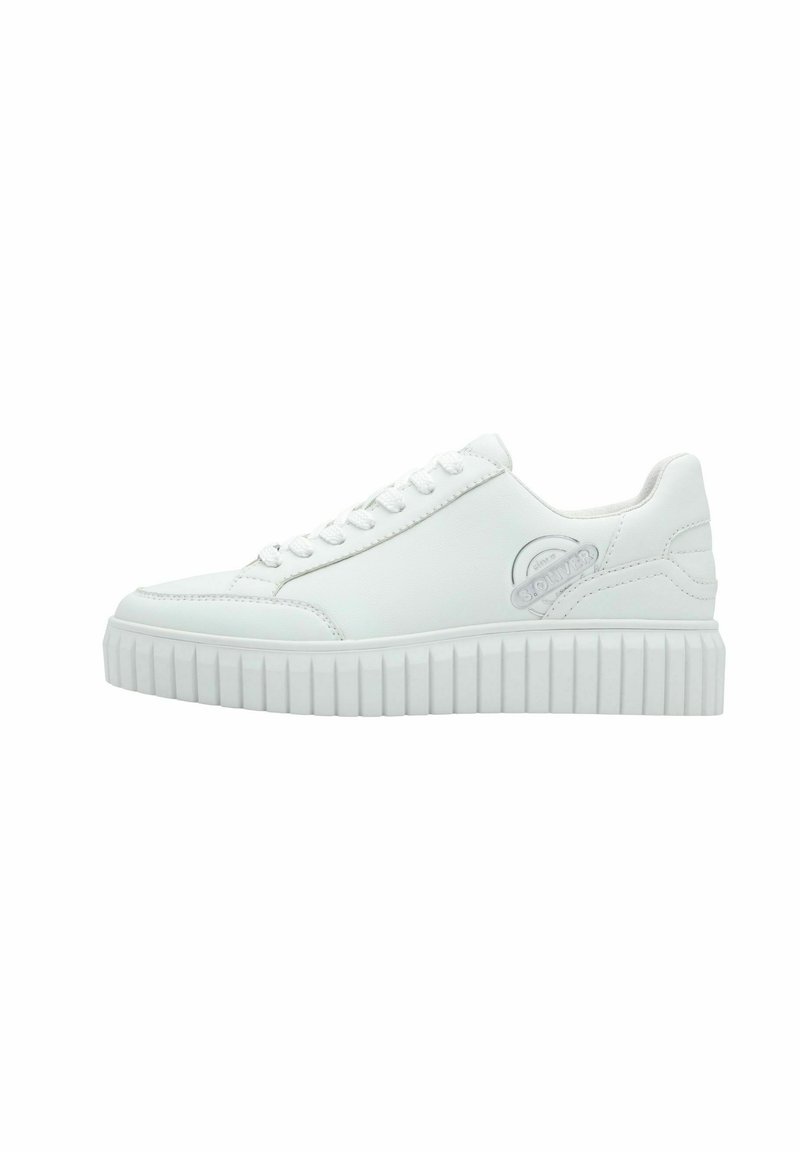 Sneaker bianco in pelle con suola piatta texturizzata. Presenta lacci, punta rotonda e un sottile dettaglio del logo sul lato.