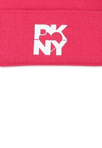 Roze gebreide beanie met een wit logo met "PK NY" en een hartvorm. De textuur is geribbeld, wat warmte en flexibiliteit biedt.