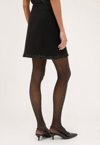 Motivi CORTA CON BORDO IN PAILLETTES - Gonna a campana - nero