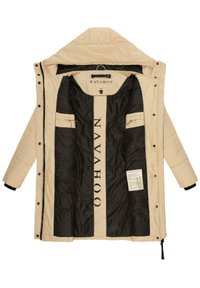 Beige pufferjack met capuchon, met een zwarte binnenzijde. Bevat twee buitenzakken en een label op de binnenvoering. Ritssluiting en drukknoopsluitingen.