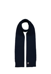 Bufanda de punto en azul marino con textura acanalada, que presenta un parche de logo redondo en un extremo. Diseño largo y cilíndrico para mantener el calor y aportar estilo.