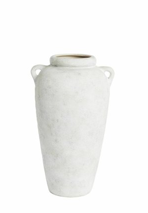 Vaso alto in ceramica color avorio con texture, collo largo e due piccole maniglie ad anello vicino alla parte superiore su sfondo bianco semplice.