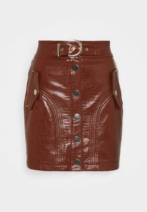Brąskowa spódnica mini z faux skóry o teksturowym wykończeniu, z przodu guziki, boczne kieszenie oraz szeroki pasek z srebrną klamrą.