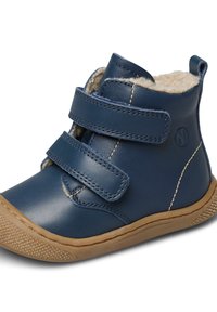 Stivale per bambino di colore blu navy con fodera in pile beige, due cinturini regolabili con velcro e suola in gomma marrone texturizzata.