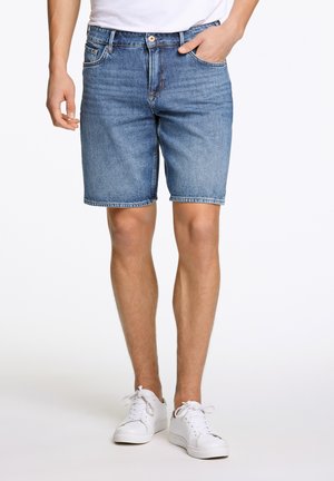 Denimshorts in middelblauwe wassing met een standaard pasvorm. Voorzien van voorzakken, gestikte accenten en een tailleband met een knoopsluiting.