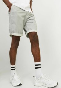 Jack & Jones JPSTBOWIE PRINTED - Shorts - oyster mushroom