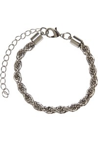 Pulsera de metal de tono plateado con diseño trenzado, que presenta un cierre de langosta y una cadena de extensión para un ajuste de longitud.