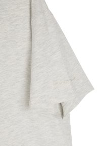 Jasnoszara koszulka z krótkim rękawem, okrągłym dekoltem i subtelną fakturą. Zawiera niewielkie, drukowane logo na rękawie w jaśniejszym kolorze.