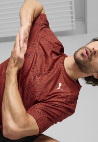 Puma STUDIO CLOUDSPUN - Trükipildiga T-särk - mars red