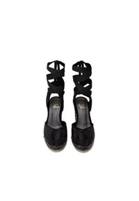 Czarne szpilki z misternym wzorem koralikowym, teksturowaną cholewką i krzyżującymi się paskami. Posiadają wyściełaną wkładkę i okrągły nosek.