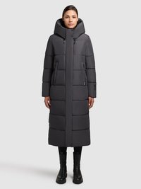 Długa, ciemnoszara kurtka puchowa z wysokim kołnierzem, zapięciem na zamek z przodu, dużym kapturem i poziomym pikowanym wzorem. Dwie boczne kieszenie, gładka tekstura.