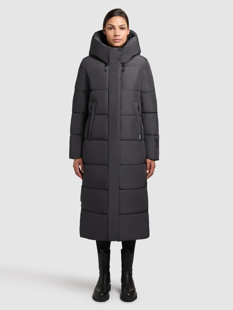 Długa, ciemnoszara kurtka puchowa z wysokim kołnierzem, zapięciem na zamek z przodu, dużym kapturem i poziomym pikowanym wzorem. Dwie boczne kieszenie, gładka tekstura.