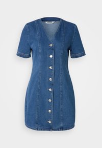 Vestido de ganga azul com decote em V, mangas curtas e fecho frontal com botões metálicos, enfatizando uma silhueta ajustada.