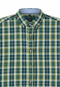 Grün-gelb kariertes Hemd zum Knöpfen mit einem breiten Kragen, einer verdeckten Knopfleiste, hellblauem Innenkragen und Kunststoffknöpfen.
