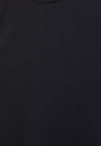 Svart stretchtyg med en jämn textur, med rund halsringning och utan synliga mönster eller detaljer. Lämplig för träningskläder.
