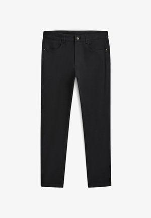 Schwarze Slim-Fit-Jeans mit glatter Textur, ausgestattet mit einem Knopfverschluss, vier Taschen und dezenten Nahtdetails.